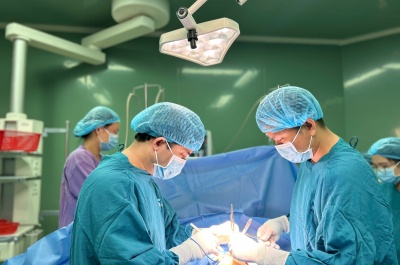 phẫu thuật lấy 0,5kg tóc trong dạ dày bệnh nhi 6 tuổi